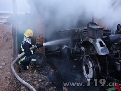 圖為官兵撲救火災(zāi)現(xiàn)場