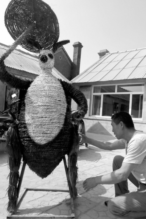 哪吒鬧海、功夫熊貓、宇宙飛人……這些用稻草做成的卡通明星剛一亮相，村里的孩子們就一窩蜂地?cái)D進(jìn)了農(nóng)家小院。得到主人的同意后，大家在一片歡呼聲中，拍照、玩耍……這位農(nóng)家院的主人叫黃湖。如今正為了他的稻夫展忙碌著。