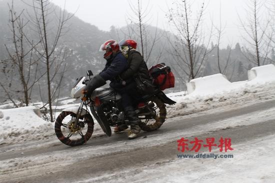 沖刺：車輪纏草繩翻越雪山