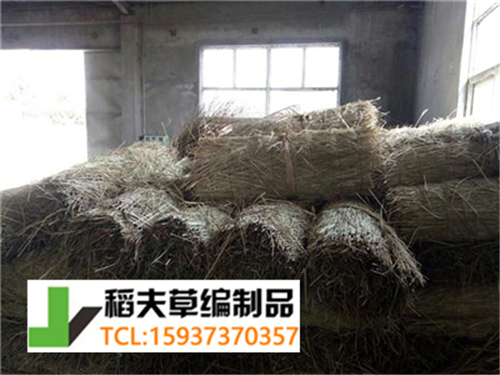 實(shí)拍農(nóng)民稻田收割后稻草的利用，編織成草簾子發(fā)往全國(guó)各地