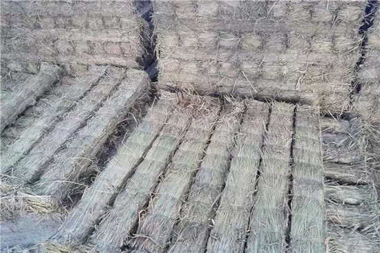 鋼廠鐵路裝載加固防滑草支墊廠家 服務(wù)與技術(shù)并重(防滑草墊子)