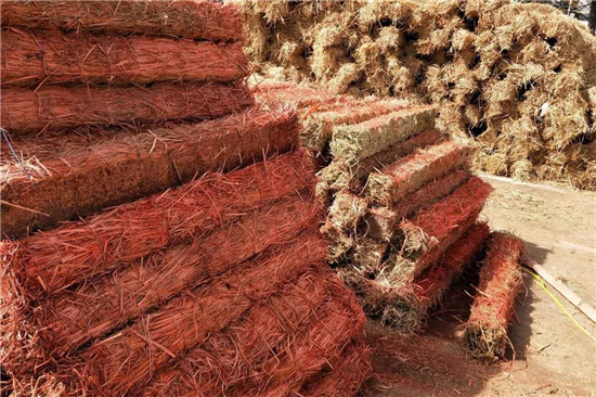 草支墊在鋼廠鐵路裝載中的防滑與加固解析(條形草支墊厚度為多少mm的壓實(shí)后高度不小于10mm)