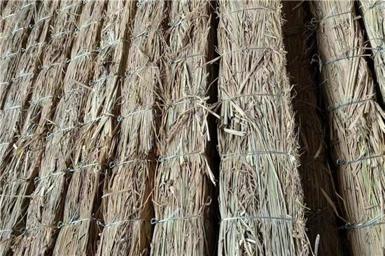 稻夫草支墊在鐵路運輸中對貨物的穩(wěn)固支撐(稻草墊一般鋪墊于貨物與車地板間)